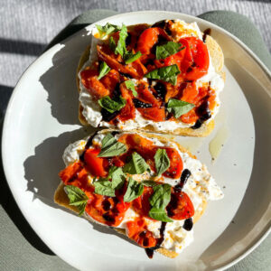 Burrata Toast cu Rosii Cherry Coapte