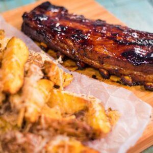 Coaste de porc, cartofi wedges cu usturoi