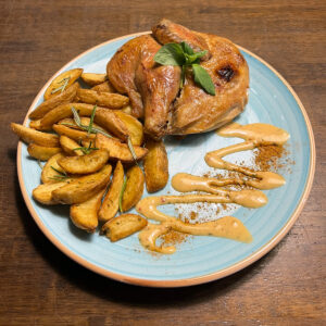 Jumatate de Pui, cartofi wedges cu usturoi